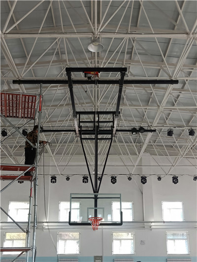 新疆石河子十八中学安装室内悬挂式电动篮球架